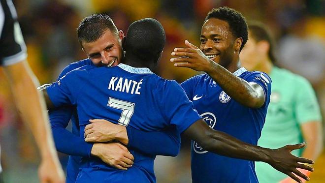 53岁齐达内夜游上海，与大妈踢毽子几分钟融入氛围，展现顶级球商